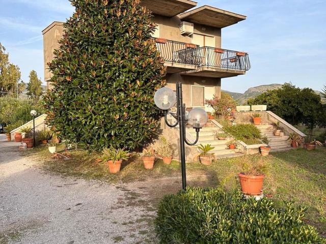 Villetta indipendente in vendita di 220 m² in Via Appia Antica, 200