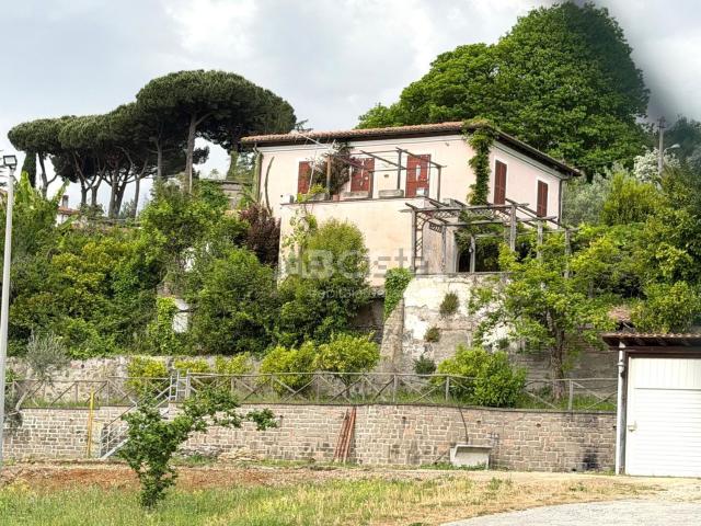 Villetta indipendente in vendita di 220 m² in Via Appia Nord