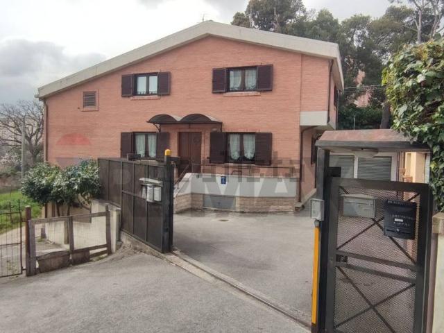 Villetta indipendente in vendita di 220 m² in Via Basilicata, 27