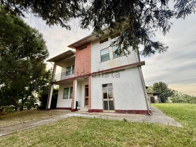 Villetta indipendente in vendita di 220 m² in Via Bassa