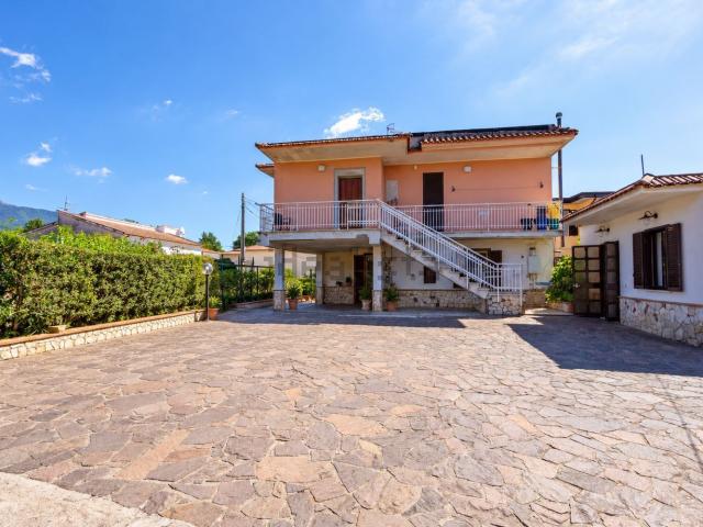 Villetta indipendente in vendita di 220 m² in Via Bassiano