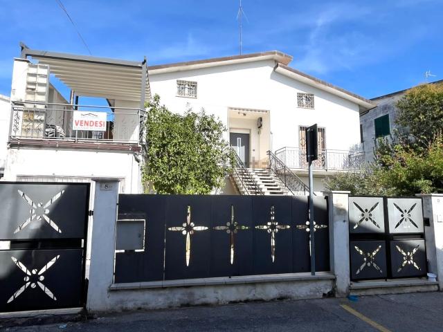 Villetta indipendente in vendita di 220 m² in Via Gran Sasso, 6