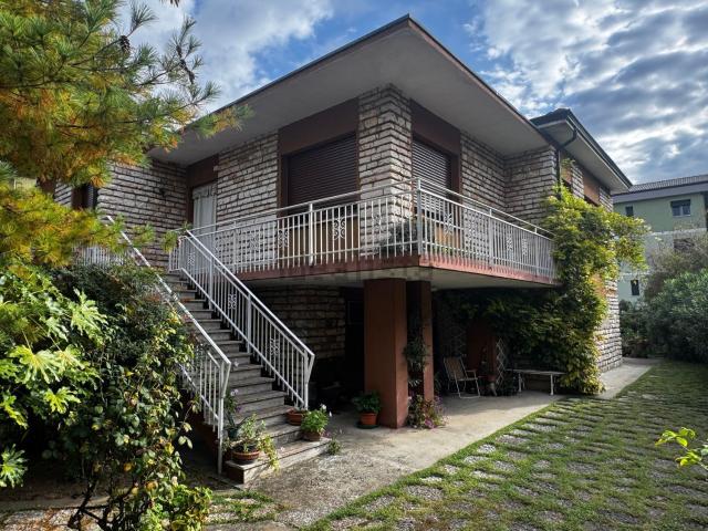 Villetta indipendente in vendita di 220 m² in Via Dante Alighieri