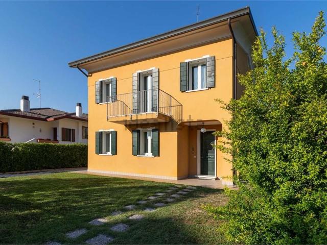 Villetta indipendente in vendita di 220 m² in Via Dante Alighieri