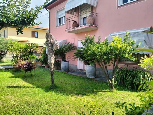 Villetta indipendente in vendita di 220 m² in Via dei Platani, 10