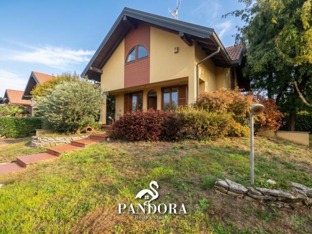 Villetta indipendente in vendita di 220 m² in Via Fratelli Cervi, 12