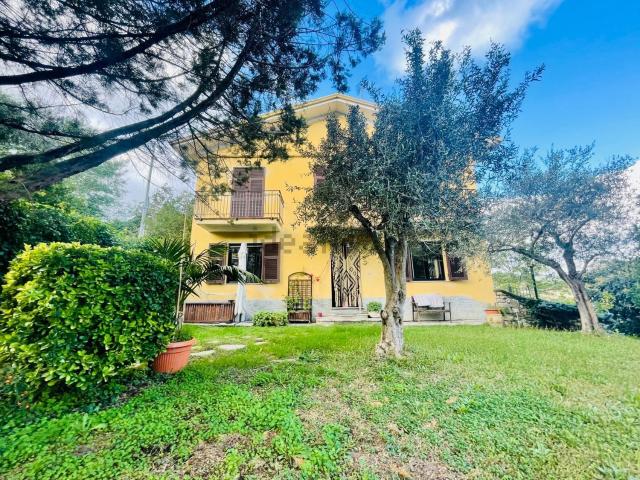 Villetta indipendente in vendita di 220 m² in Via Luschiato, 12