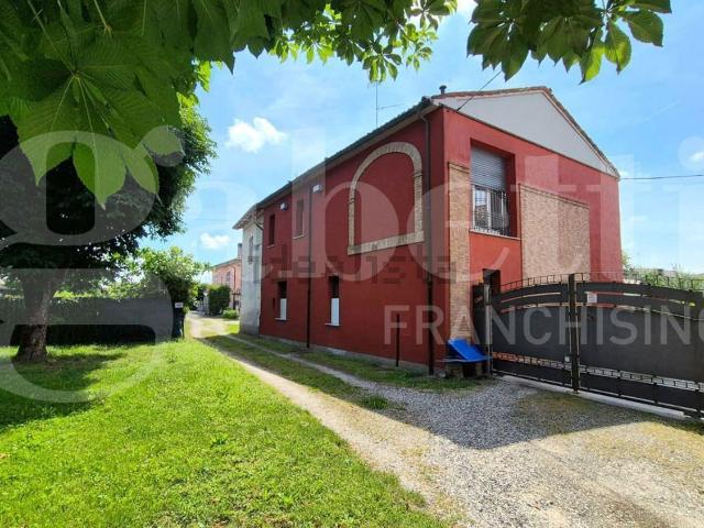 Case e ville in vendita di 220 m² in Via Monticelli Santi, 28