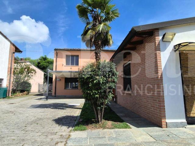 Villetta indipendente in vendita di 220 m² in Via Monticelli Santi, 28