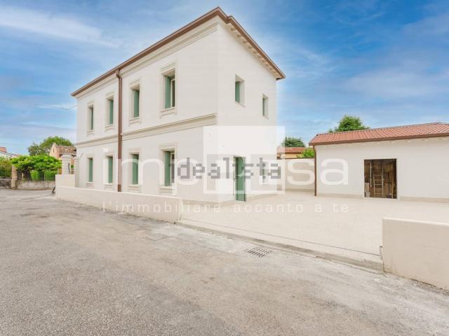 Villetta indipendente in vendita di 220 m² in Via Martiri Liberta&apos , 18