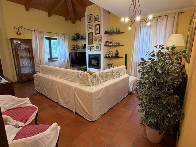 Villetta indipendente in vendita di 220 m² in Via Noveiva, 60