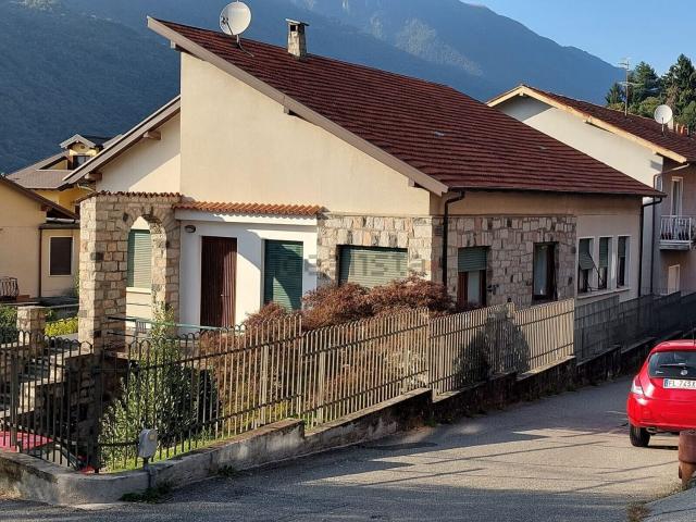 Villetta indipendente in vendita di 220 m² in Via Nobili Antonio