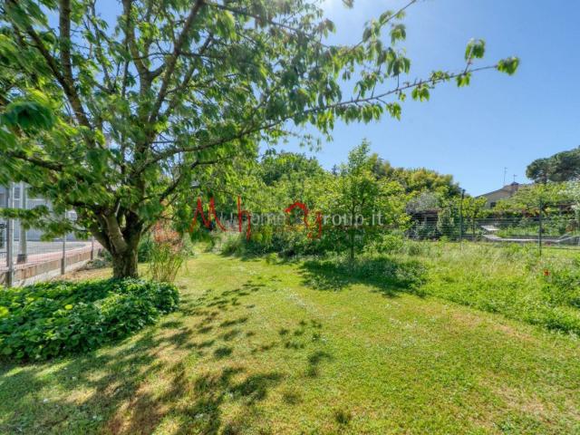 Villetta indipendente in vendita di 220 m² in Via Parisino