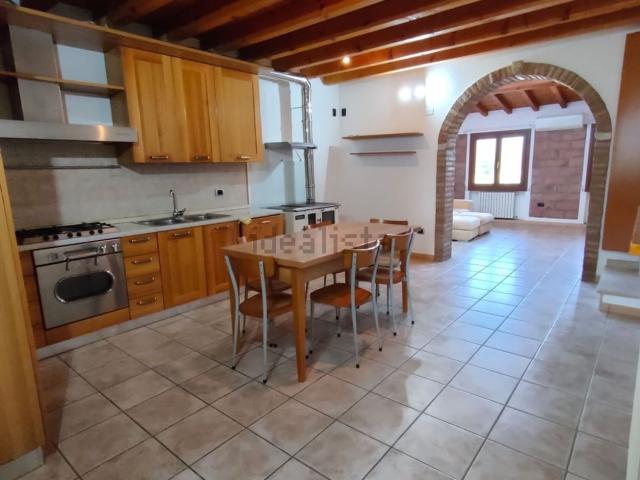 Case e ville in vendita di 220 m² in Via Trivellini, 1