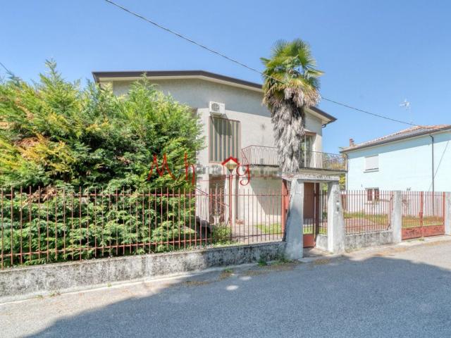 Villetta indipendente in vendita di 220 m² in Via Umbria