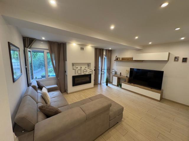 Villetta indipendente in vendita di 220 m² in Via Vandelli