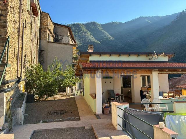 Villetta indipendente in vendita di 220 m² in Via Vezzargo
