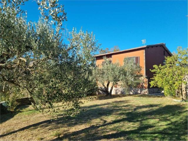 Villetta indipendente in vendita di 220 m² in Viale Jacopone