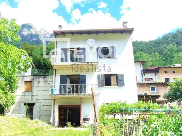 Villetta indipendente in vendita di 220 m² in Frazione Roveredo, 89