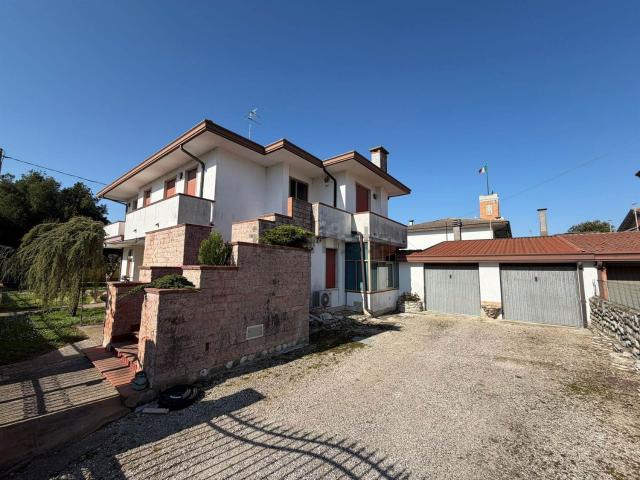 Villetta indipendente in vendita di 221 m² in Via Roma, 11