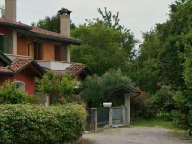 Villetta indipendente in vendita di 222 m² in Via Bassa