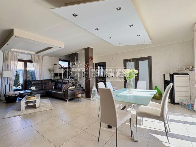 Villetta indipendente in vendita di 222 m² in Via Flavio Gioia