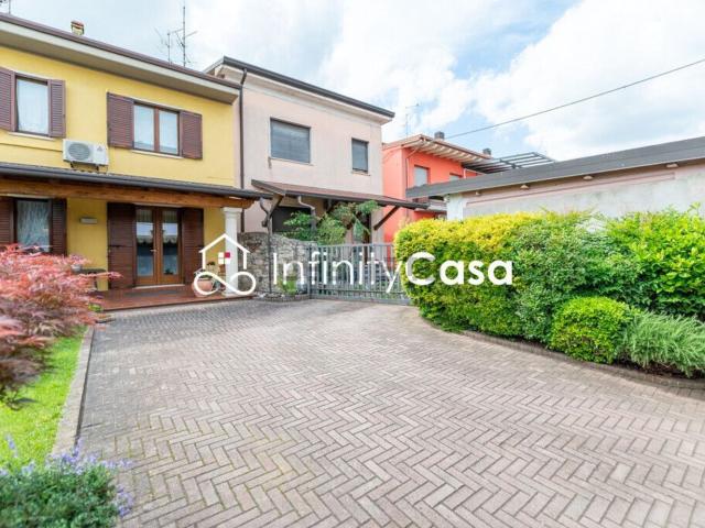 Villetta indipendente in vendita di 222 m² in Via Scuole