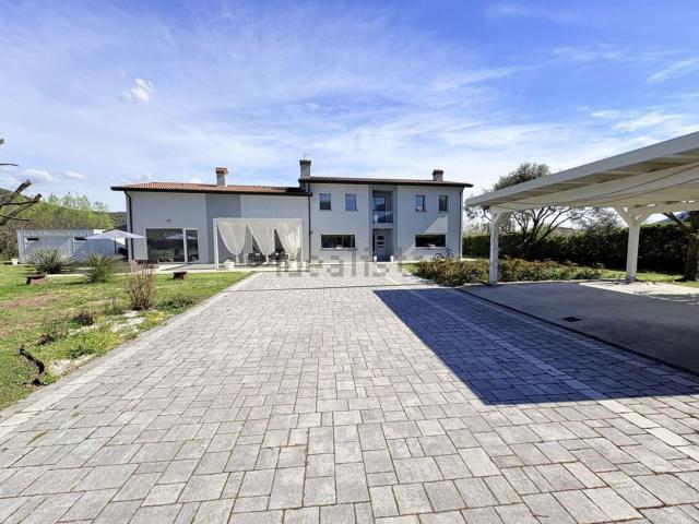 Villetta indipendente in vendita di 223 m² in Viale del Lavoro