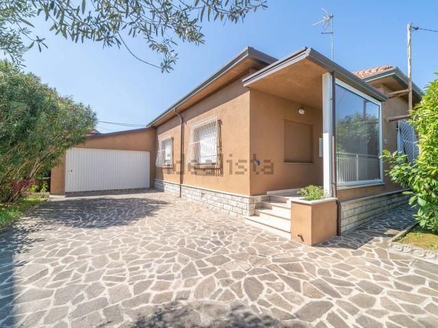 Villetta indipendente in vendita di 225 m² in Via Brunico