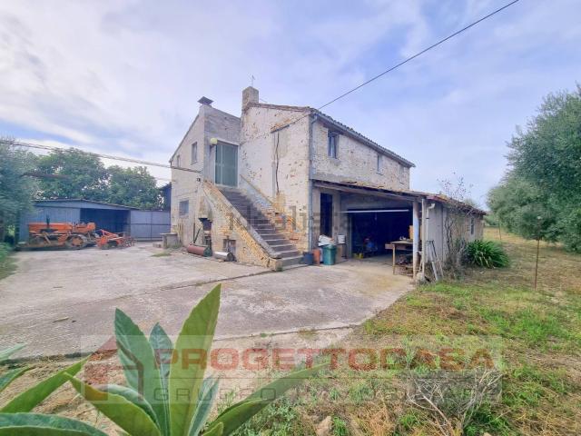 Villetta indipendente in vendita di 225 m² in Contrada Sant&apos Anna