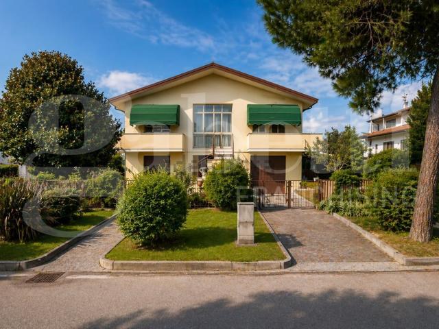 Villetta indipendente in vendita di 226 m² in Via Gioacchino Rossini, 59