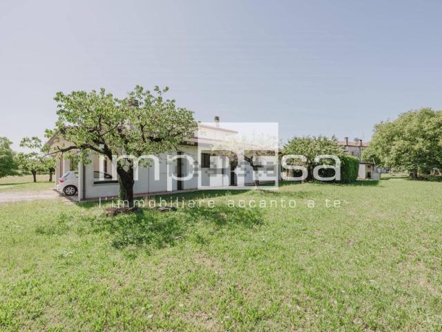Villetta indipendente in vendita di 227 m² in Via Ferrovia Nord