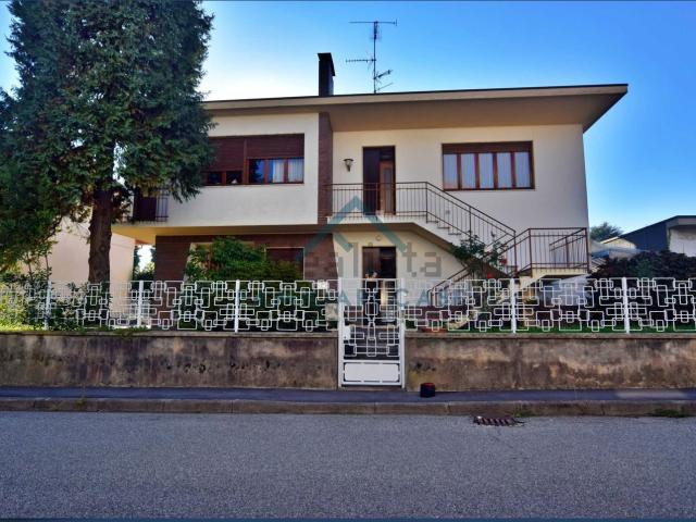 Villetta indipendente in vendita di 228 m² in Via Col di Lana