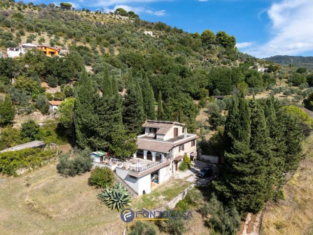 Villetta indipendente in vendita di 228 m² in Via dei Fraticelli