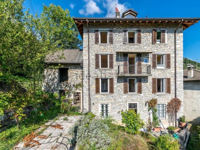 Villetta indipendente in vendita di 228 m² in Via Marche