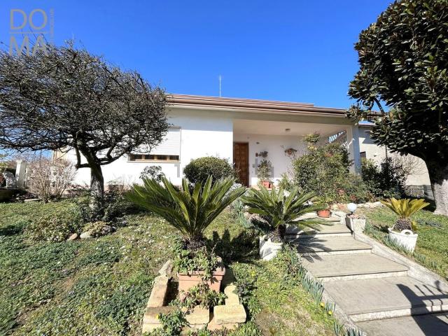 Villetta indipendente in vendita di 228 m² in Via Roma, 5