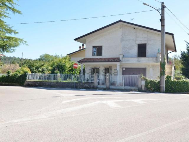 Villetta bifamiliare in vendita di 229 m² in Via della Stazione, 33