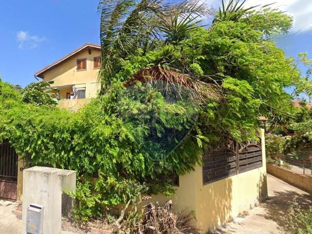 Villetta indipendente in vendita di 230 m² in Via del Ginepro