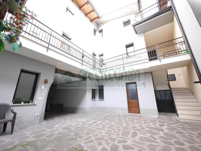 Villetta indipendente in vendita di 230 m² in Via Europa, 4