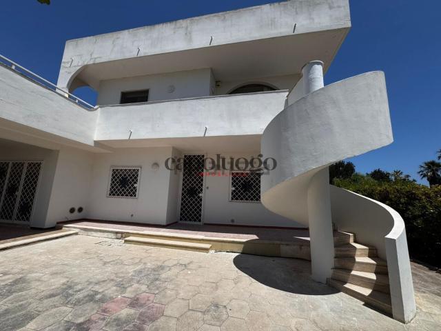 Villetta indipendente in vendita di 230 m² in Via Ladispoli, 1