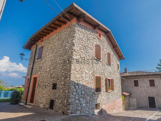 Villetta indipendente in vendita di 230 m² in Via Liano
