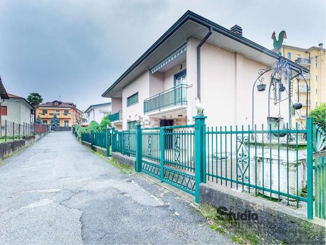 Villetta indipendente in vendita di 230 m² in Via Monterosa, 1