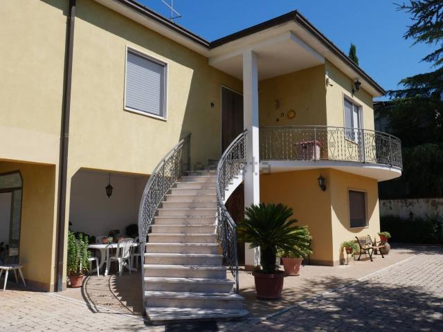 Villetta indipendente in vendita di 230 m² in Via Nuoro, 3