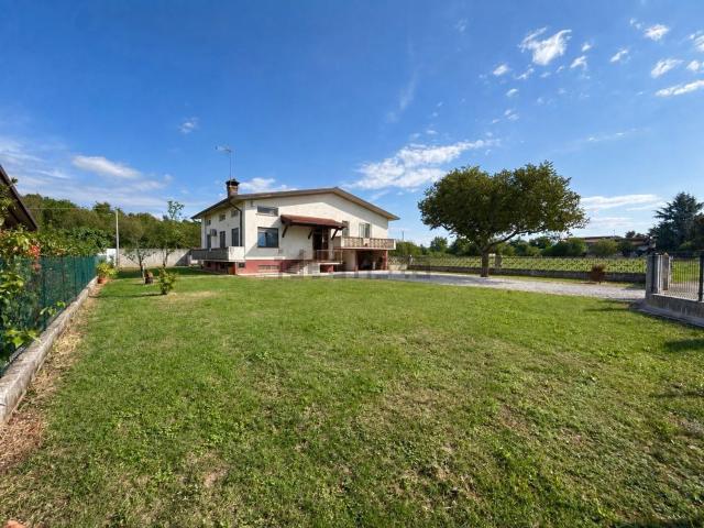 Villetta indipendente in vendita di 230 m² in Via Premariacco, 101