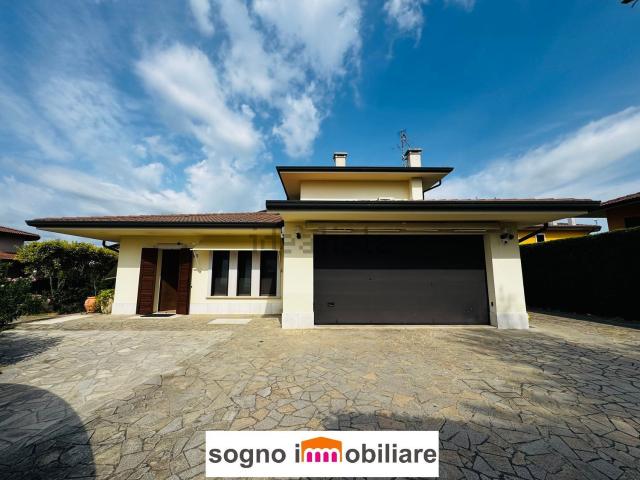Villetta indipendente in vendita di 230 m² in Via Roma