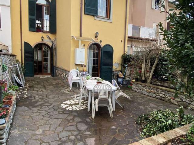 Villetta indipendente in vendita di 230 m² in Via Zara