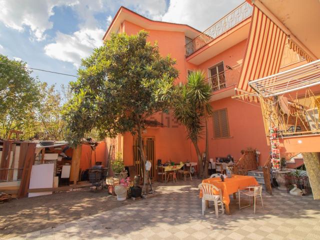 Villetta indipendente in vendita di 230 m² in Viale Alessandro Manzoni