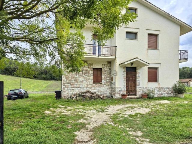 Villetta indipendente in vendita di 230 m² in Frazione Aguzzo