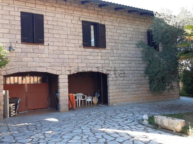 Villetta indipendente in vendita di 231 m² in Via Ghiarella