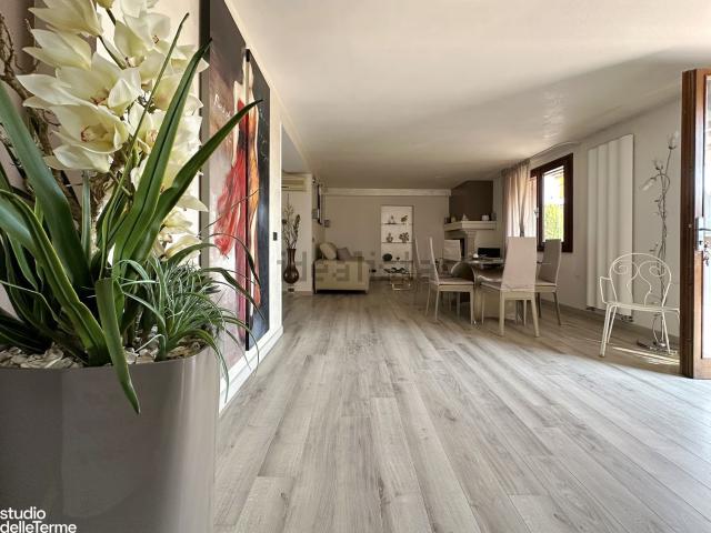 Villetta indipendente in vendita di 231 m² in Via Donatello